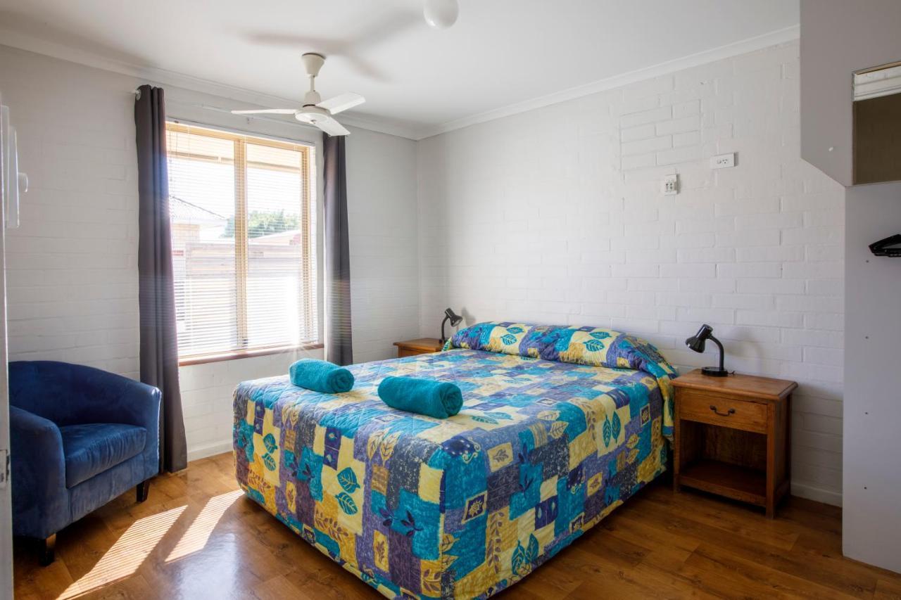 Shark Bay Seafront Apartments Denham Exterior photo