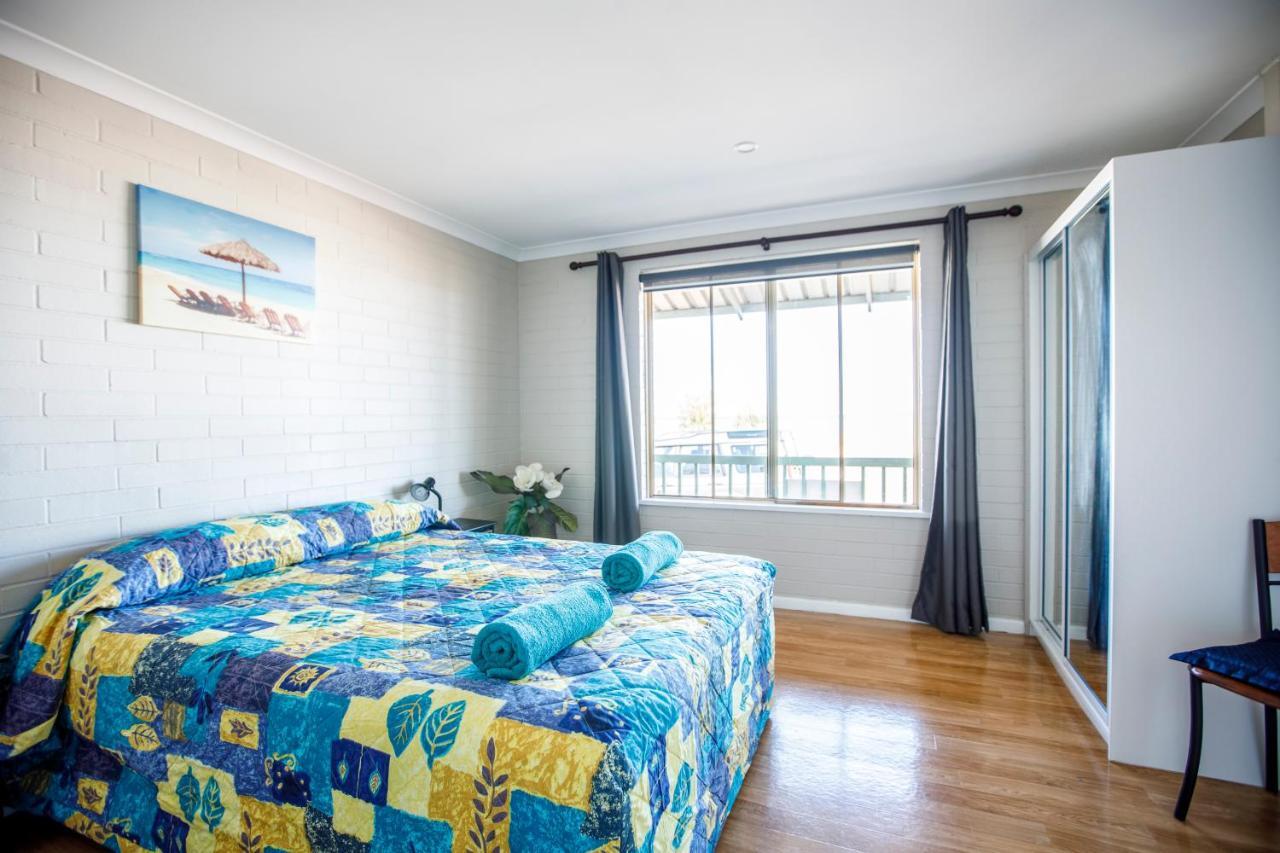Shark Bay Seafront Apartments Denham Exterior photo