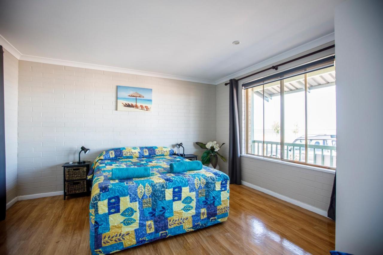 Shark Bay Seafront Apartments Denham Exterior photo